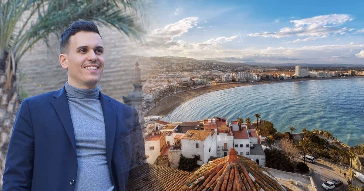 Chasseur immobilier en Espagne devant une ville côtière