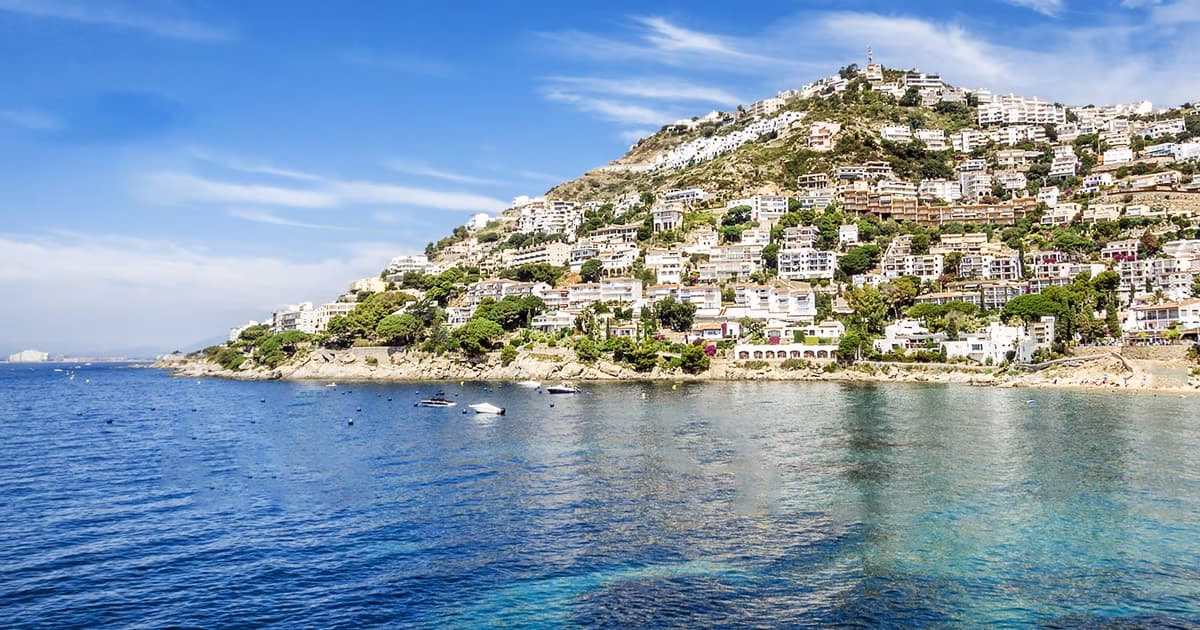Vue côtière de Rosas en Espagne avec habitations sur les collines