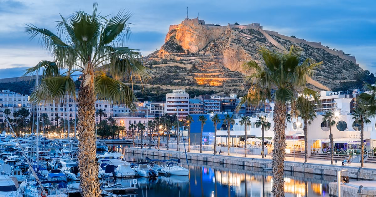 pourquoi-immobilier-moins-cher-espagne Port d’Alicante et château de Santa Bárbara en Espagne