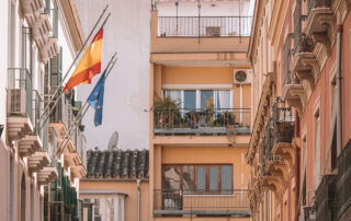 Appartements en Espagne avec drapeau Espagnol et drapeau de l'Europe