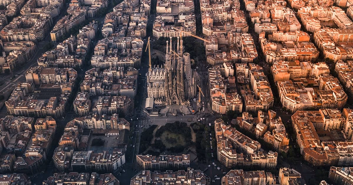 Vue aérienne de Barcelone avec la Sagrada Família pour un achat immobilier