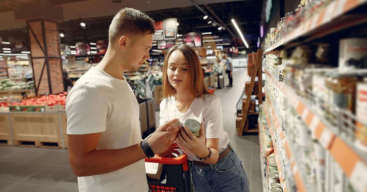Couple faisant des courses dans un supermarché en Espagne, illustrant le coût de la vie et les dépenses alimentaires
