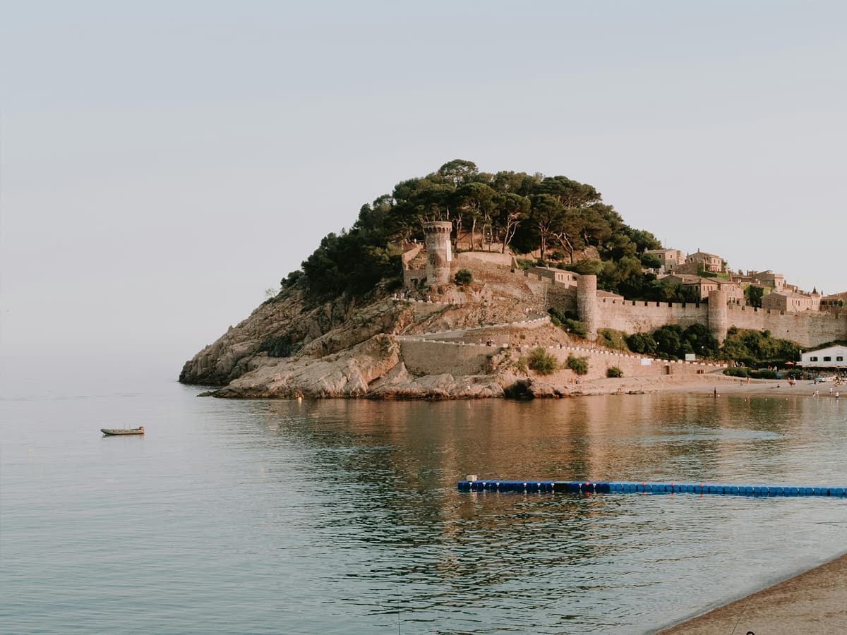 Lloret-de-mar-3 Plage de lloret de mar avec batisse historique