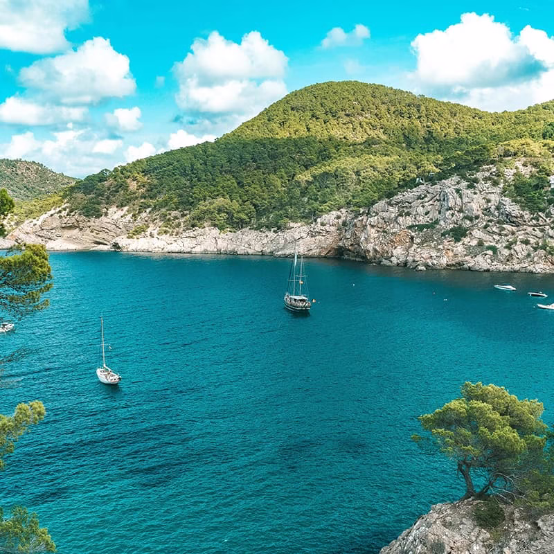 lagon-de-ibiza Bateaux dans une baie à Ibiza
