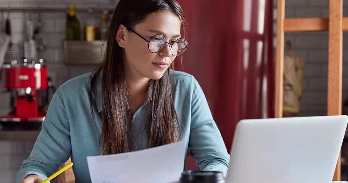 femme-qui-calcule-ses-impots-en-Espagne Femme qui calcule ses impôts en Espagne