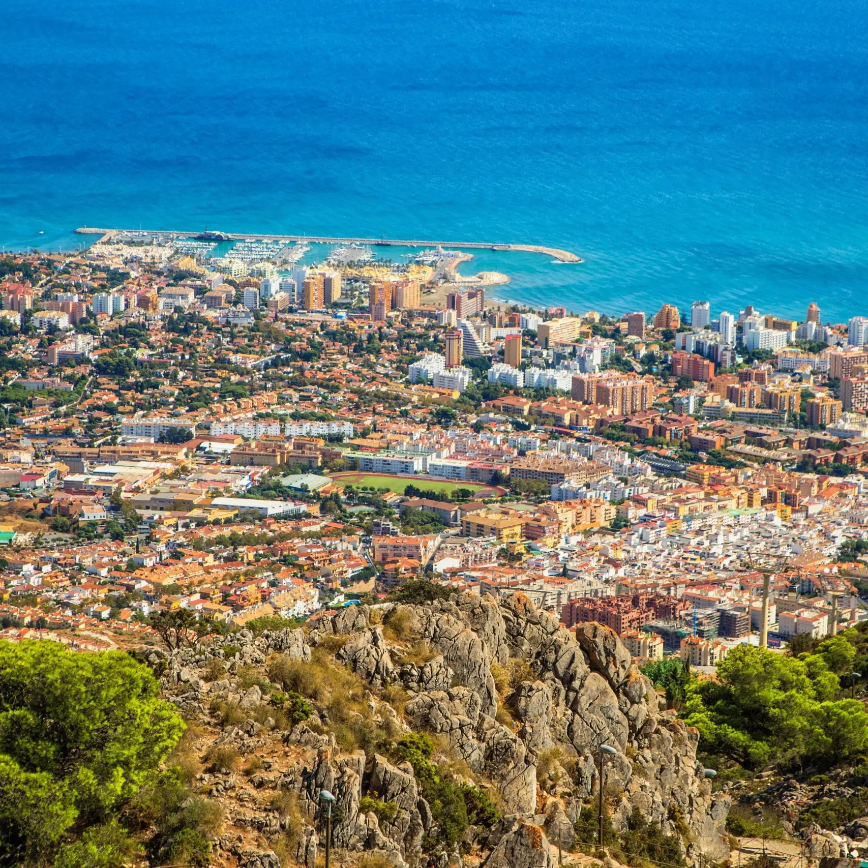 Vue aérienne de Benalmadena Vue aérienne de Benalmadena avec ses bâtiments résidentiels, son port et la mer Méditerranée en arrière-plan