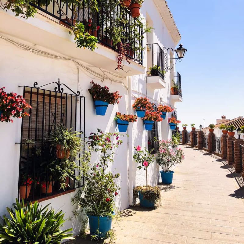 Ruelle typique de Mijas Ruelle typique de Mijas bordée de maisons blanchies à la chaux et ornées de pots de fleurs colorés