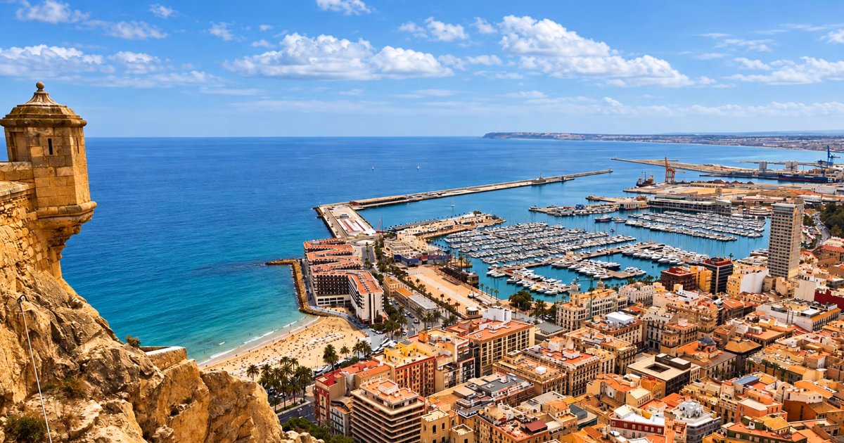 Vue panoramique d’Alicante avec port de plaisance, ville et bord de mer