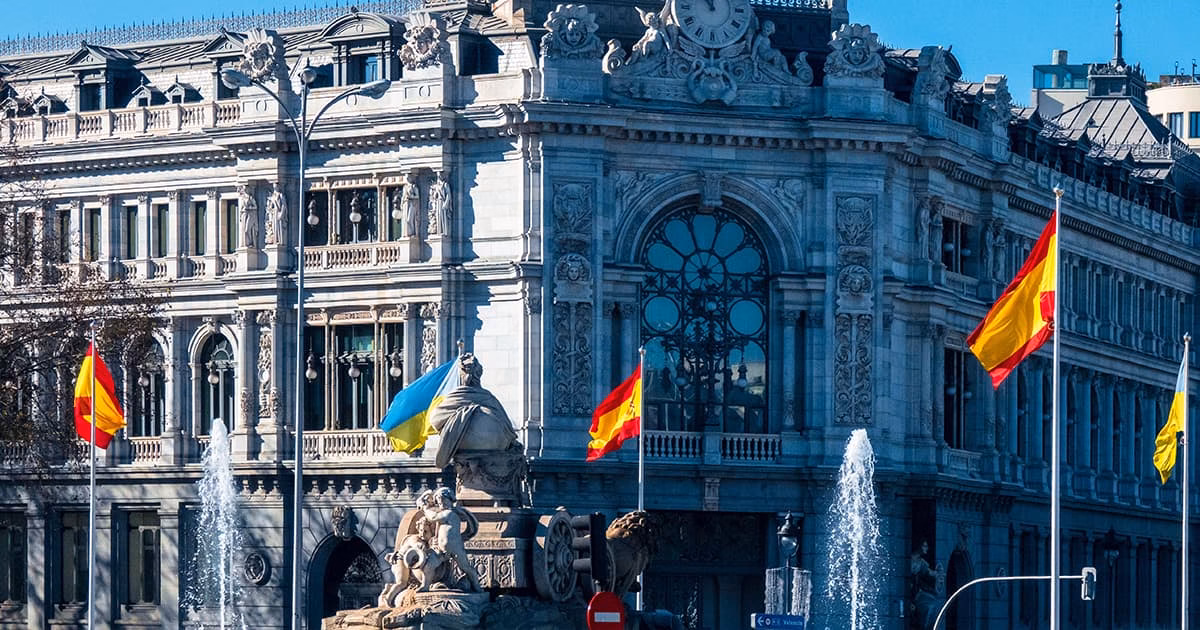 Façade de la Banque d’Espagne avec plusieurs drapeaux espagnols