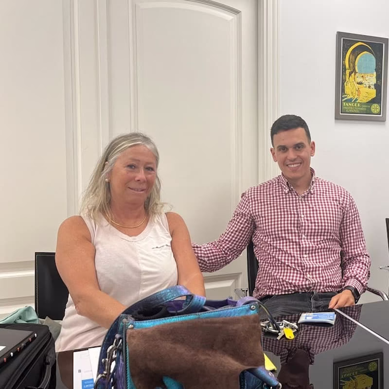Chasseur immobilier avec sa cliente chez le notaire