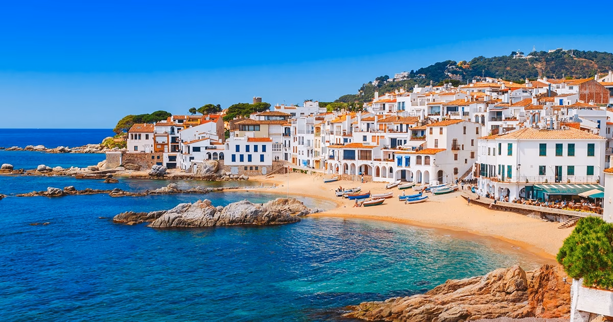 Village côtier en Espagne avec maisons blanches au bord de la mer