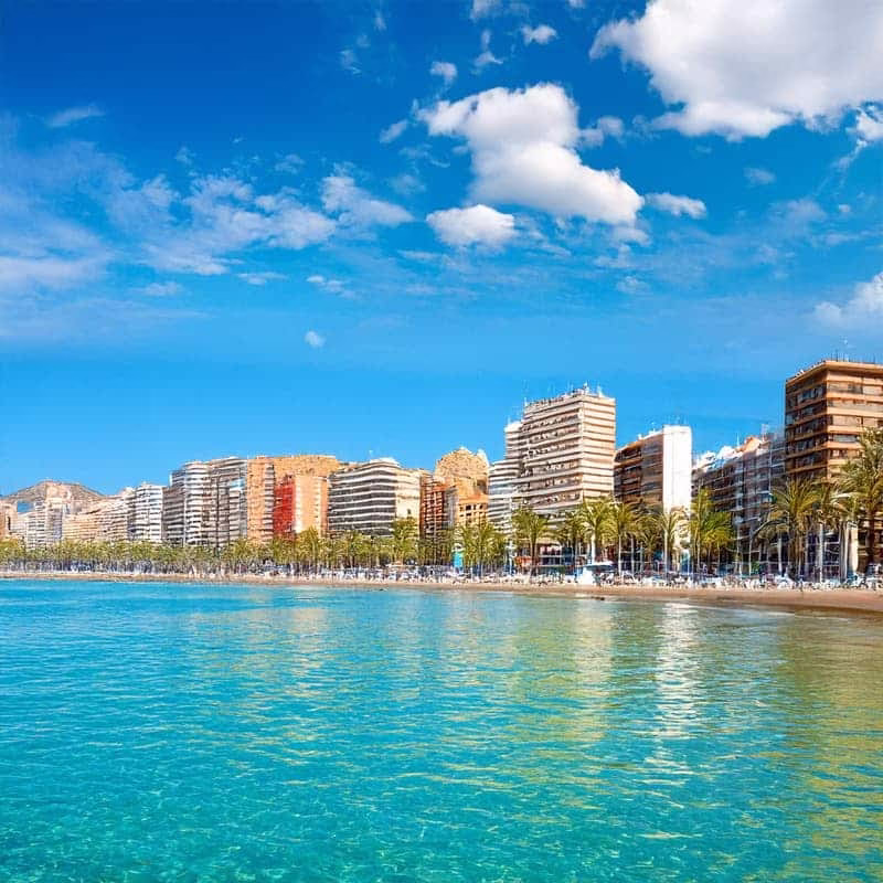 Vue panoramique de la côte avec eau turquoise et bâtiments résidentiels