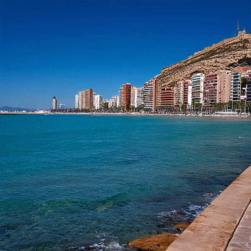 Vue panoramique de la côte d’Alicante avec ses immeubles en bord de mer