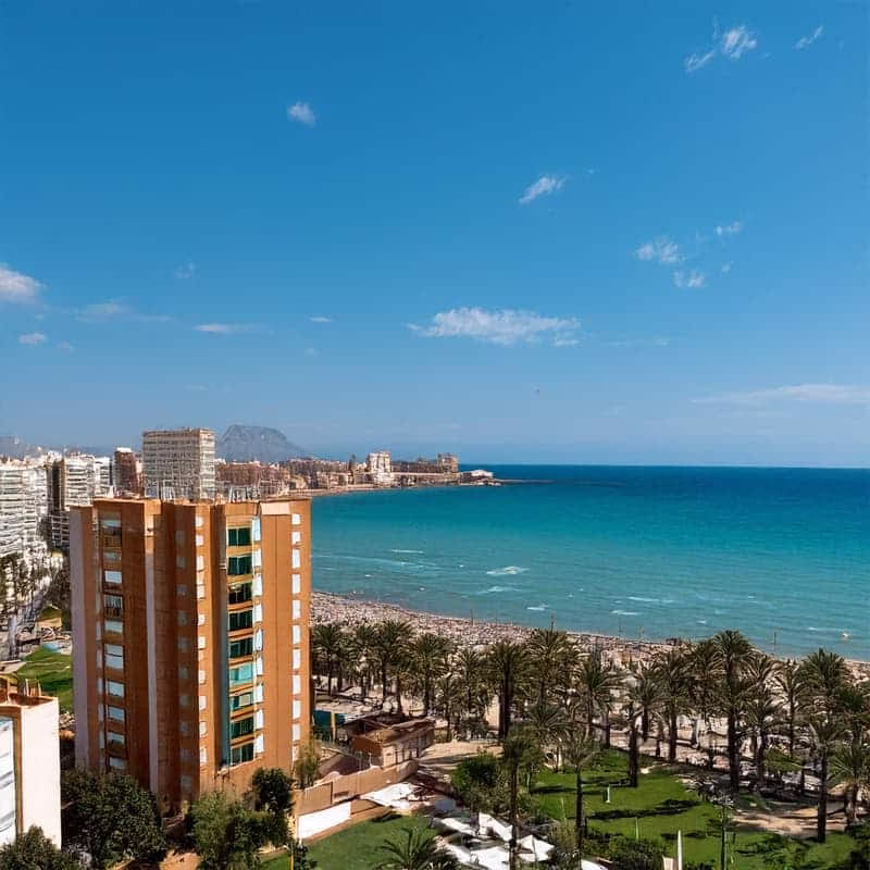 Vue sur la mer depuis un appartement en Espagne