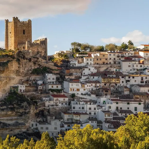 Albacete Maisons blanches à flanc de falaise à Alcalá del Júcar, village pittoresque d’Espagne avec château médiéval
