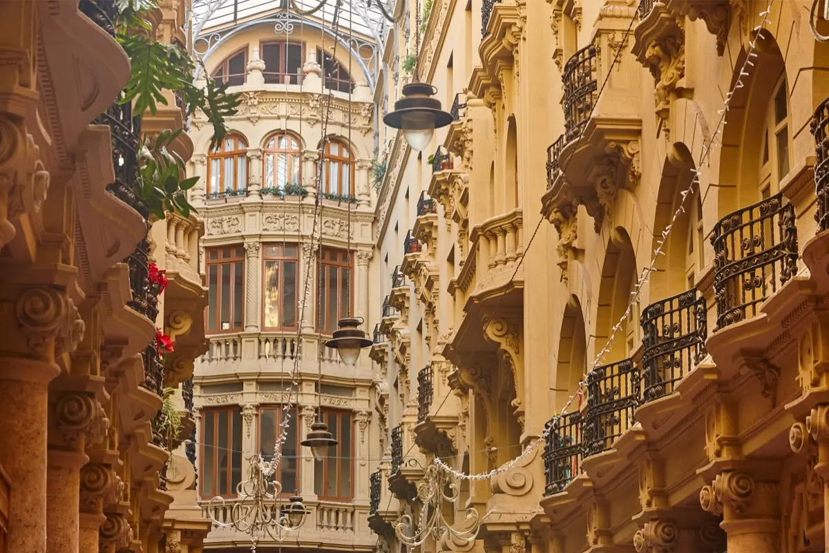 Albacete Passage couvert avec architecture ancienne et balcons en fer forgé