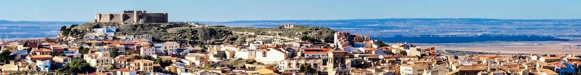 Albacete Panorama d’un village historique avec château sur une colline