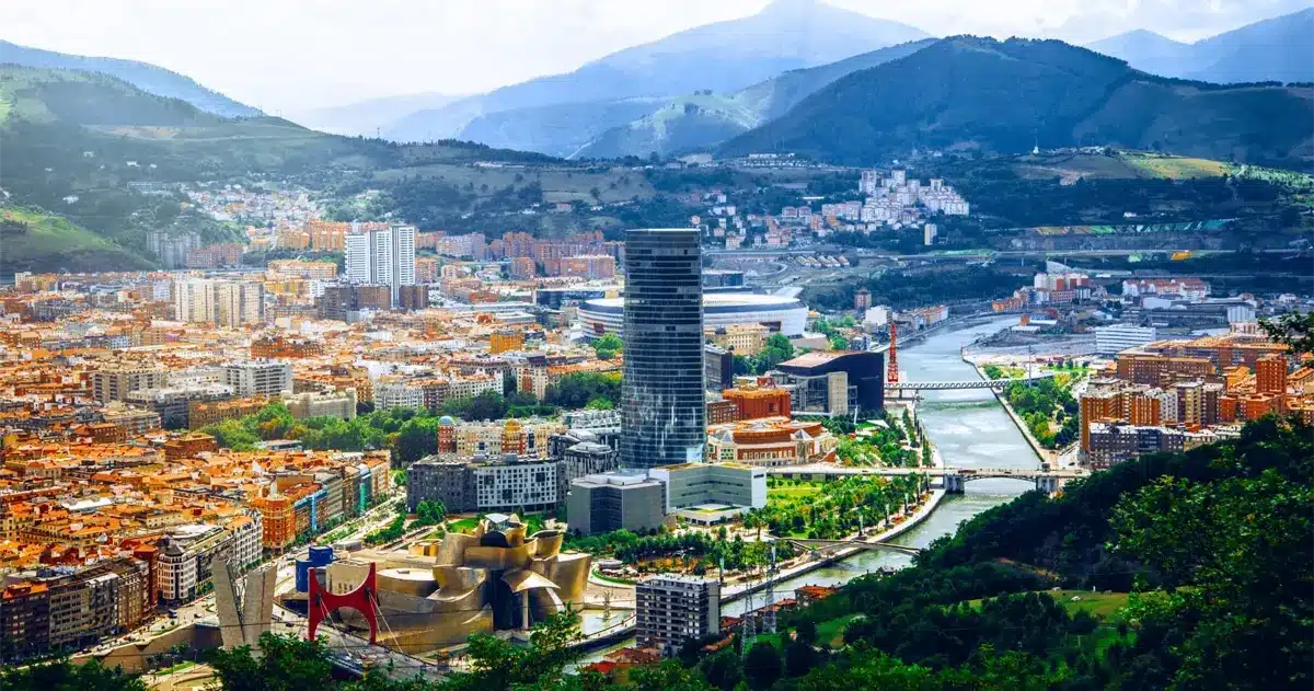 Vue panoramique de Bilbao avec le musée Guggenheim et la ria, l’une des villes les plus dynamiques et agréables d’Espagne