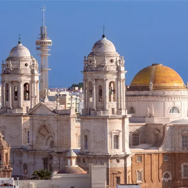 Catedral de Cádiz en Andalousie, monument emblématique avec dôme doré et architecture baroque et néoclassique