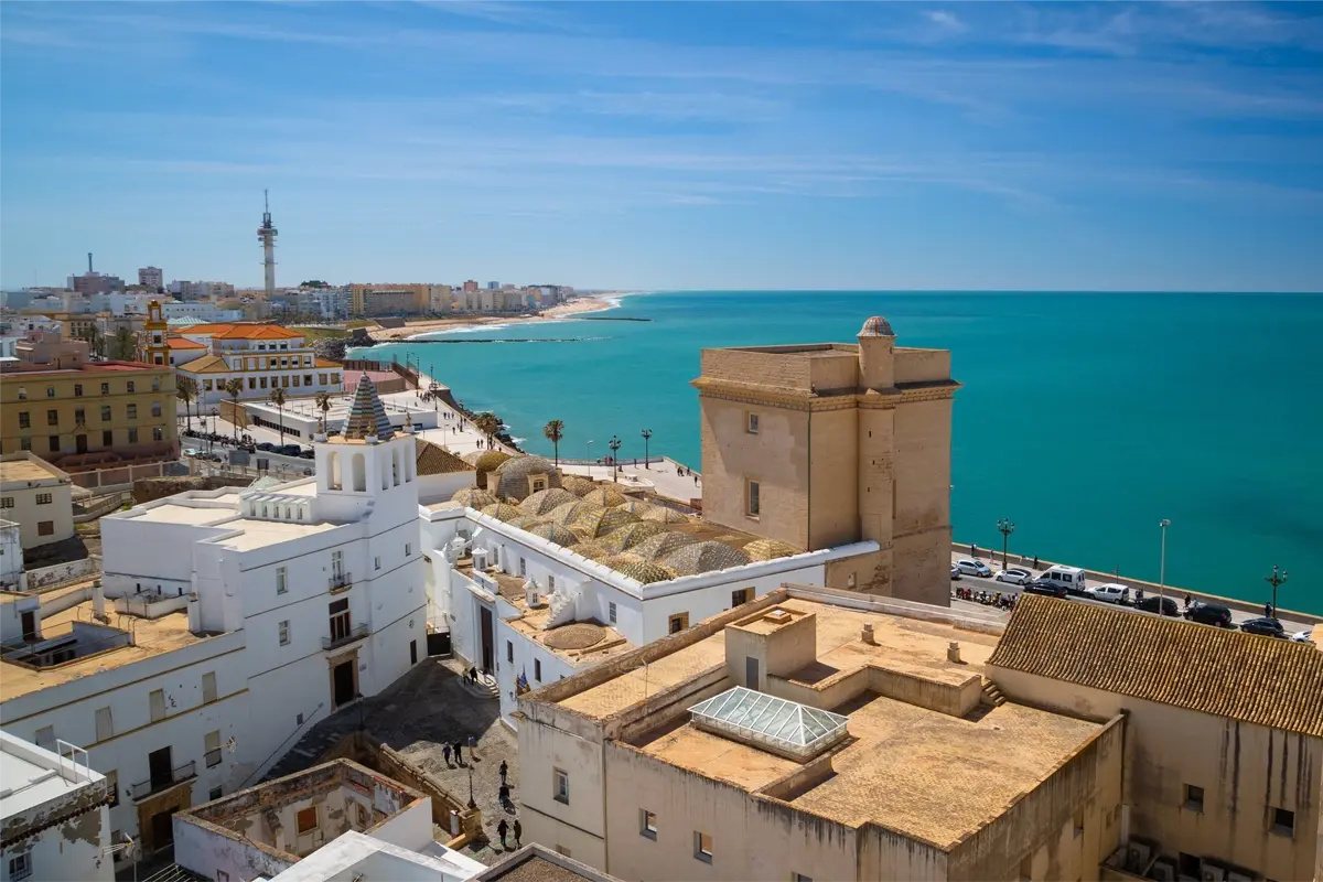 Quartier historique de Cadix avec vue mer, toits andalous et promenade en bord de mer – Andalousie, Espagne