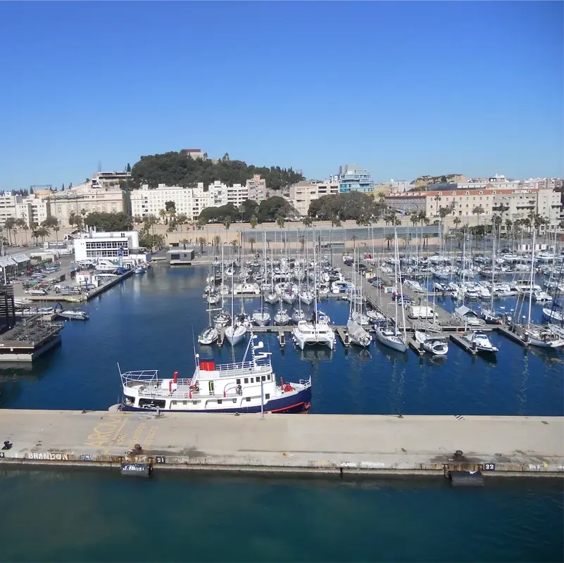 Carthagene2 Vue sur la marina de Melilla, enclave espagnole en Afrique du Nord, avec le Monte Gurugú au fond