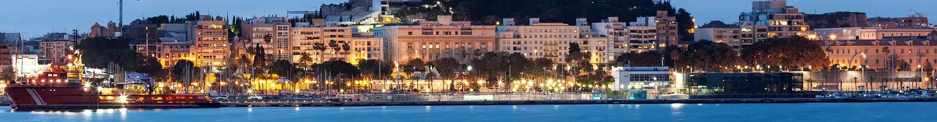 Carthagene4 Port de Malaga en Andalousie la nuit, bâtiments historiques et front de mer éclairé