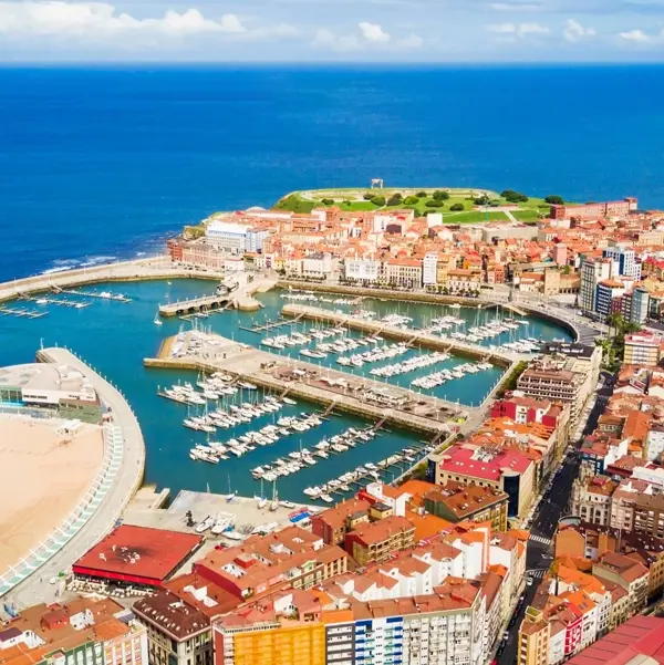 Panorama du littoral avec marina, plages et quartier urbain