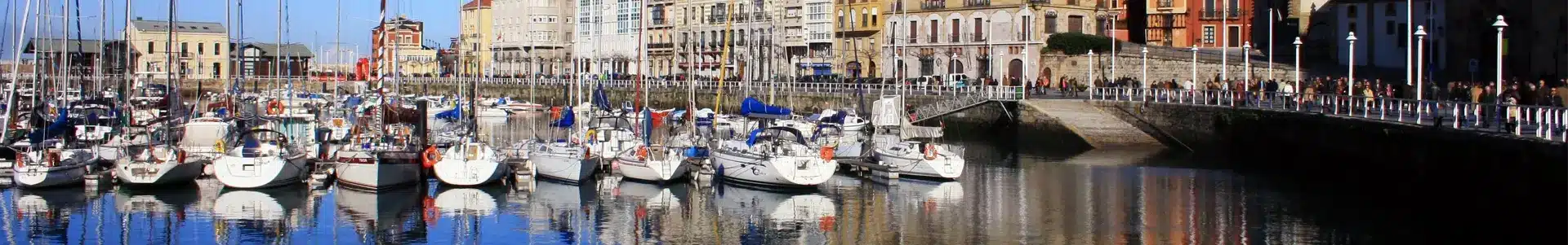 Vue panoramique d'un port de plaisance en bord de ville