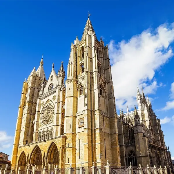 Façade de la cathédrale gothique de Léon sous un ciel bleu