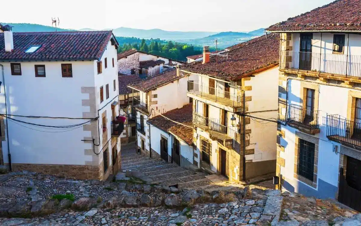 Ruelle pavée et maisons traditionnelles à La Alberca, Salamanque