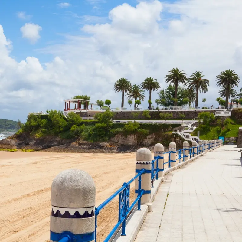 Santander Vue sur une plage sablonneuse avec promenade piétonne sécurisée