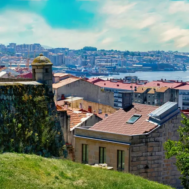 Quartier historique avec muraille et port en arrière-plan