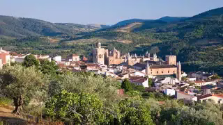 Village de Guadalupe entouré de collines, avec le monastère en vedette