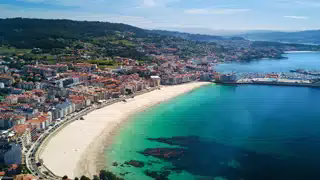 Station balnéaire de Sanxenxo avec sable blanc et eaux claires