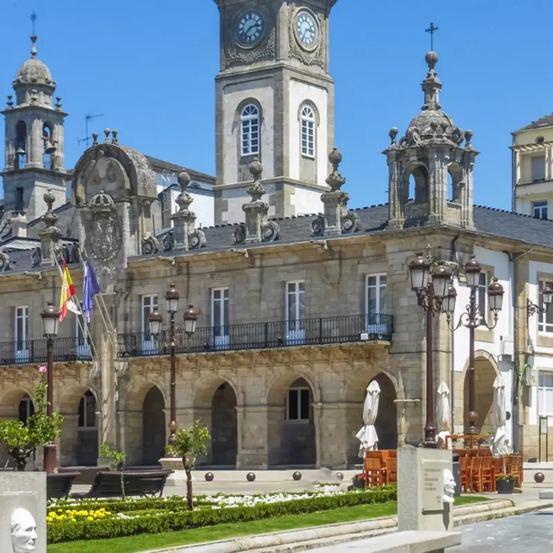 Façade baroque de la mairie de Lugo avec sa tour de l’horloge emblématique