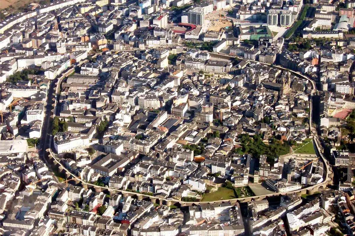 Vue aérienne des murailles romaines de Lugo entourant le centre historique