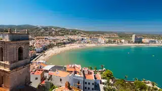 Vue panoramique de Peñíscola et sa plage sur la Costa del Azahar