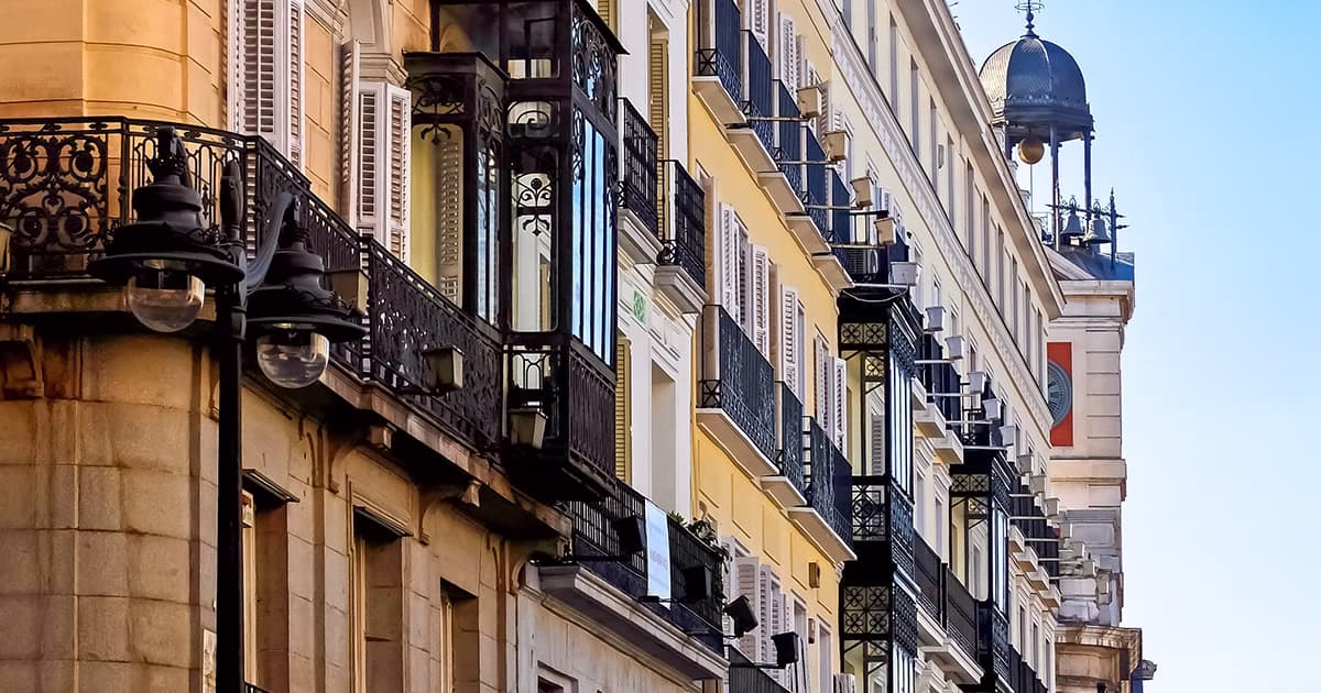 Façades historiques à balcons en fer forgé à Madrid, Espagne