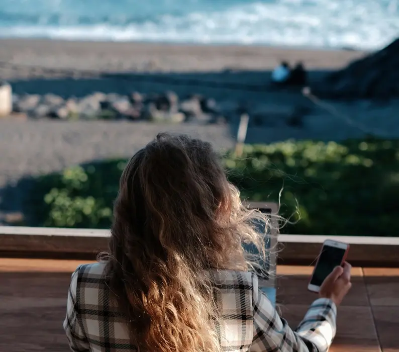 Télétravail en extérieur avec vue sur l’océan – style de vie nomade