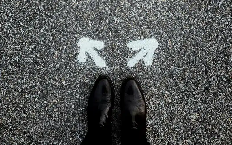 Hésitation entre plusieurs options de visa pour travailler à l’étranger