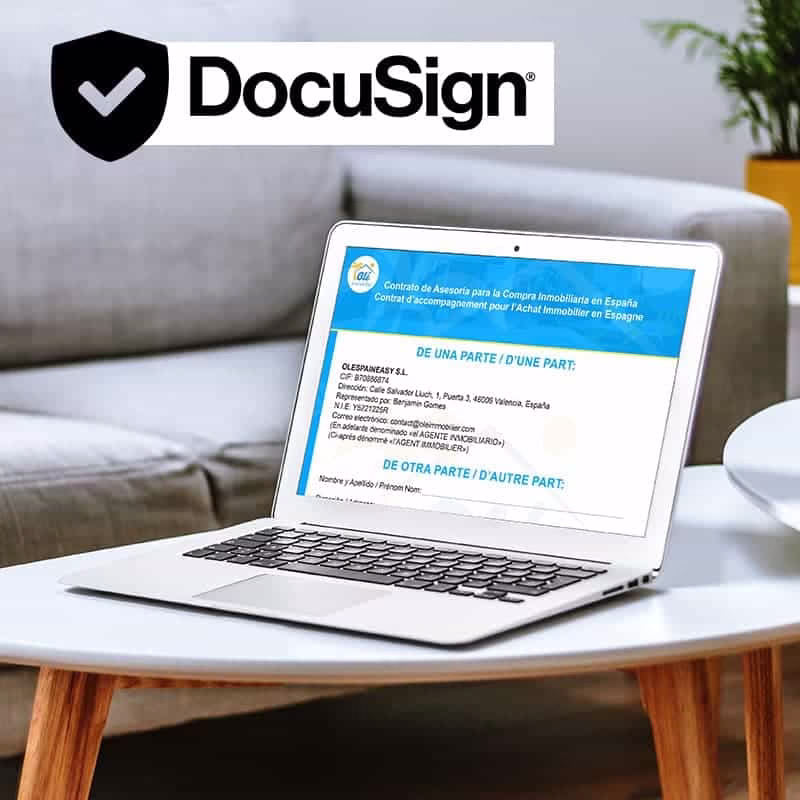 Ordinateur ouvert avec le mandat de service Olé Immobilier et le logo de Docusign