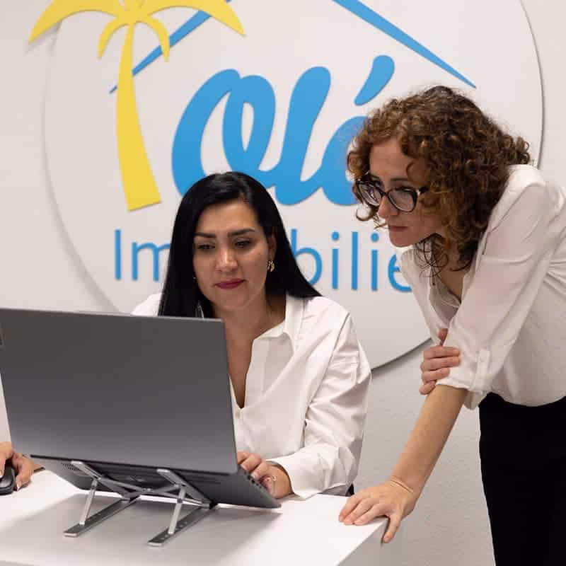 Deux femmes du service administratif devant un ordinateur