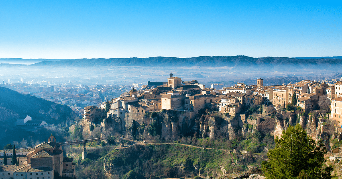 Vue panoramique de la vieille ville de Cuenca en Castille-La Manche, perchée sur des falaises rocheuses avec l’église San Pedro et les maisons suspendues