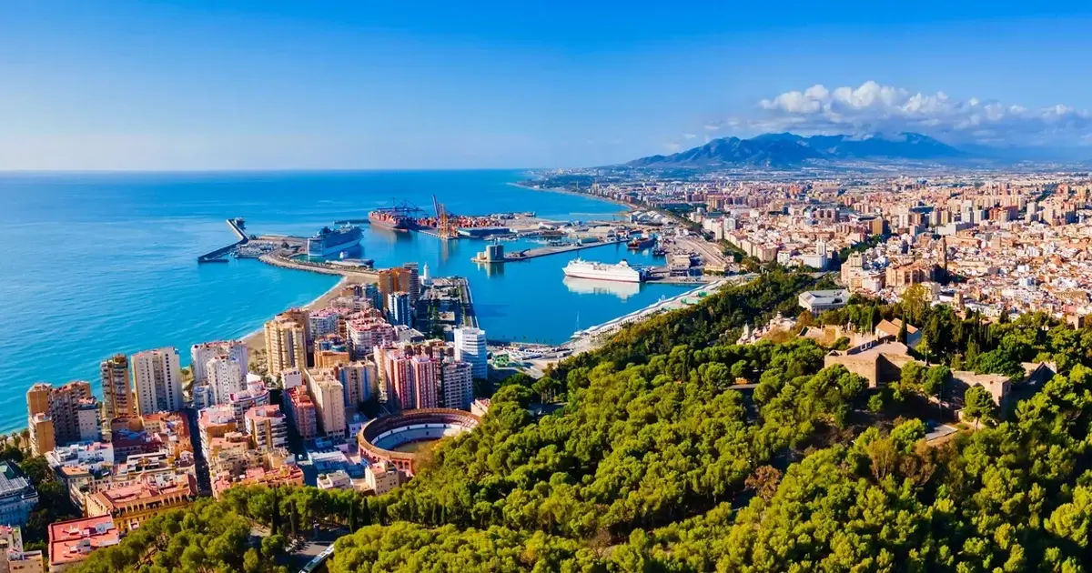 Malaga panorama Vue panoramique de la ville de Malaga avec son port, ses plages, et les collines environnantes