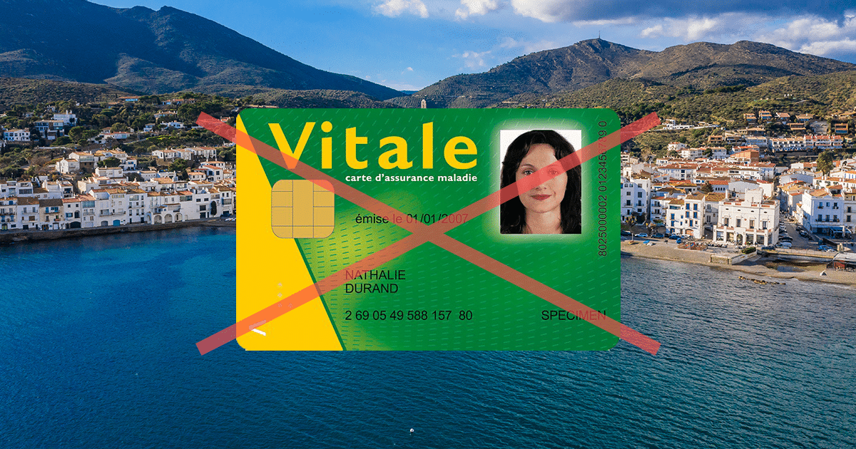 Carte vitale française barrée avec le village de Cadaques en arrière plan