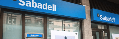 Façade de la banque Sabadell en Espagne, représentant les solutions de financement pour l’achat immobilier des étrangers