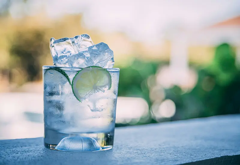 Gin tonic avec glaçons et citron vert, cocktail très populaire et apprécié en Espagne