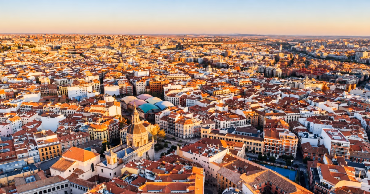 Vue aérienne de Madrid et de ses quartiers résidentiels au coucher du soleil