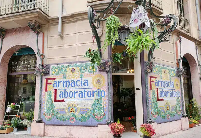 Façade colorée d’une pharmacie en Espagne, représentant les dépenses de santé et médicaments