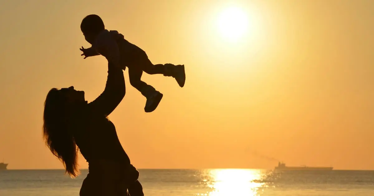 Mère et enfant au coucher du soleil en Espagne, symbolisant l’éducation, la scolarité et la vie familiale